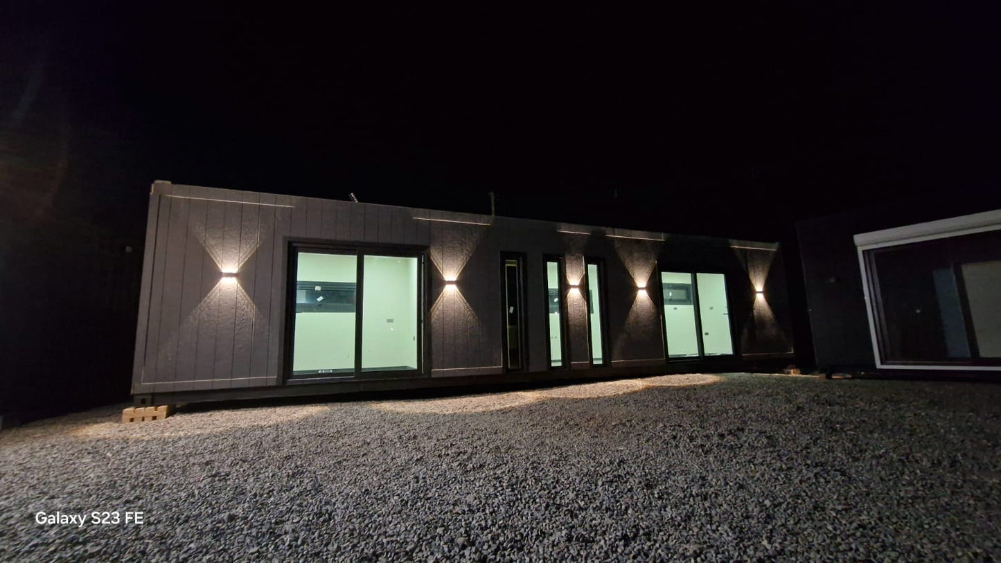 Cabaña container Chicureo: 30m², 1 dormitorio y 1 baño. Diseño eficiente perfecto para una persona o pareja. Ideal como casa de invitados o estudio.