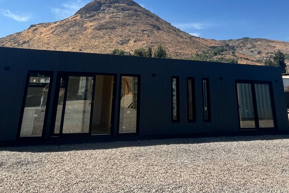 ¡Máximo espacio en 30m²! Cabaña container Maule con 2 dormitorios y 1 baño. Distribución inteligente, perfecta para una pequeña familia o inversión.