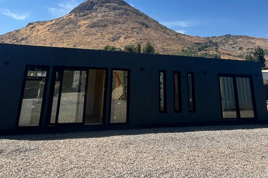 ¡Máximo espacio en 30m²! Cabaña container Maule con 2 dormitorios y 1 baño. Distribución inteligente, perfecta para una pequeña familia o inversión.