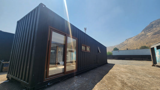 Modelo Ulises: Nuestra cabaña container de 1 dormitorio, 1 baño en 30m² con acabados premium. Calidad superior en cada detalle para un confort exclusivo.